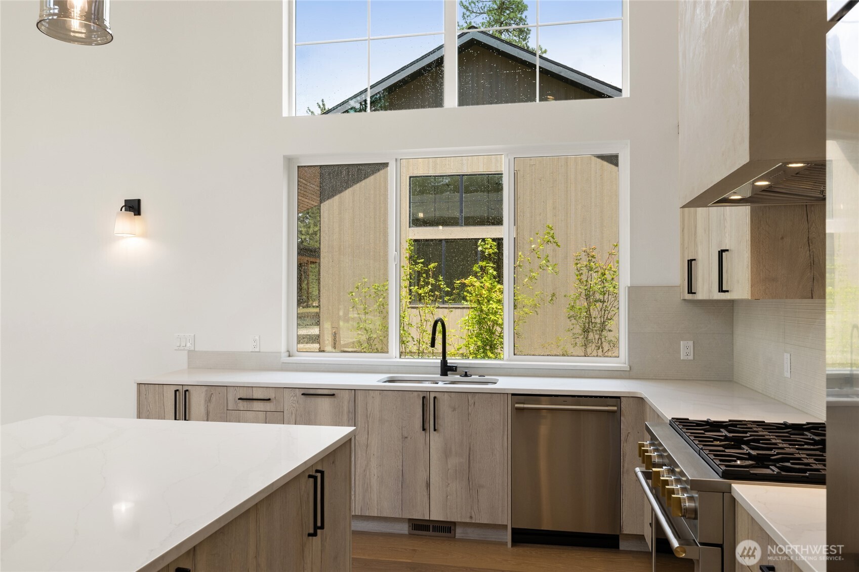 1920 Wanawish Loop Cle Elum, WA 98922 - Photo 8 of 17 a kitchen with a sink and a stove