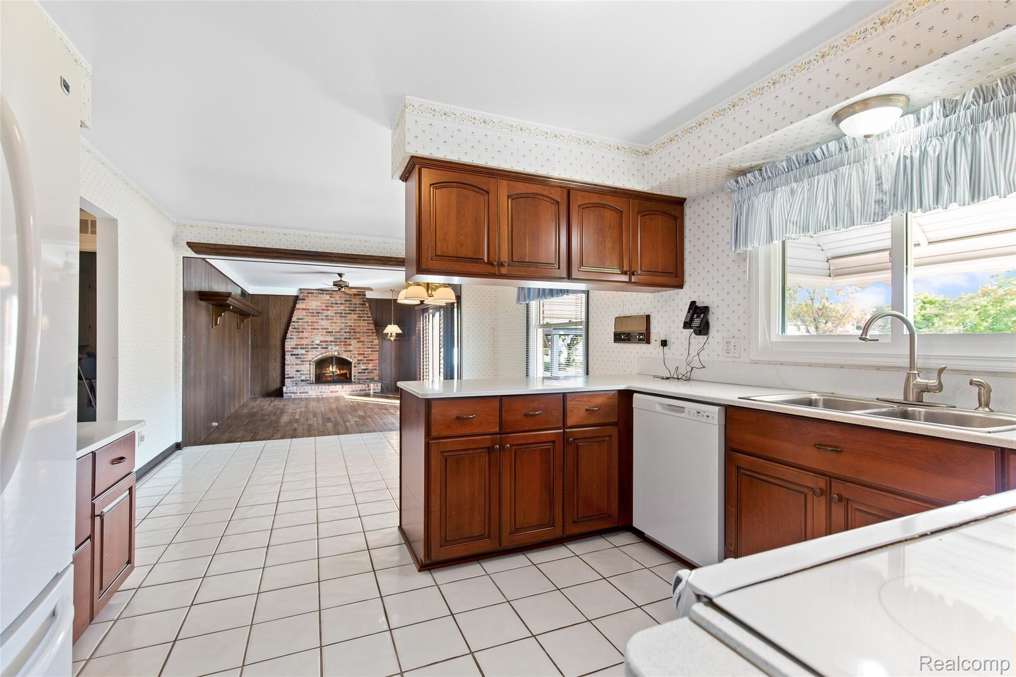 17672 Wayne Road Livonia, MI 48152 - Photo 4 of 23 Kitchen view from dining room