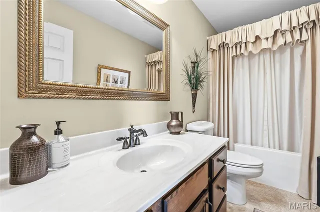 $325,000 | 5004 Castlegate Lane, Godfrey, IL 62035