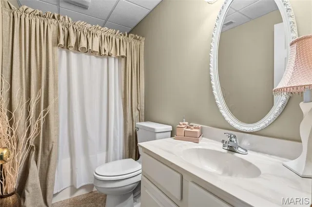 $325,000 | 5004 Castlegate Lane, Godfrey, IL 62035