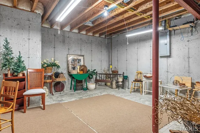 $325,000 | 5004 Castlegate Lane, Godfrey, IL 62035