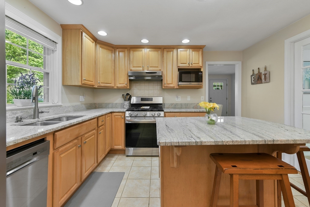 172 Davis Road Dracut, MA 01826 - Photo 4 of 23 Gallery Image 4