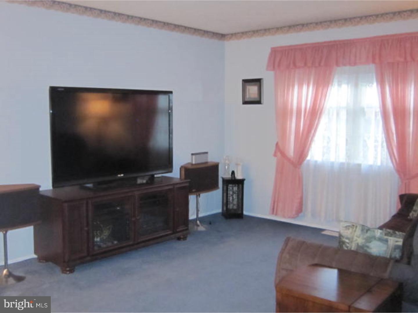 9 Henry Street Riverside, NJ 08075 - Photo 9 of 25 Living Room