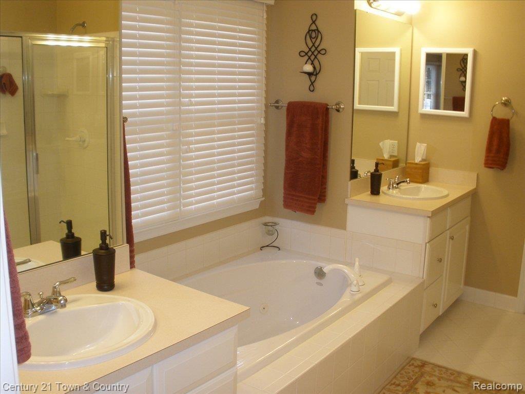 721 Timber Ridge Drive Highland, MI 48357 - Photo 17 of 25 Master bath w/whirpool tub