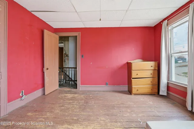 a view of livingroom with furniture