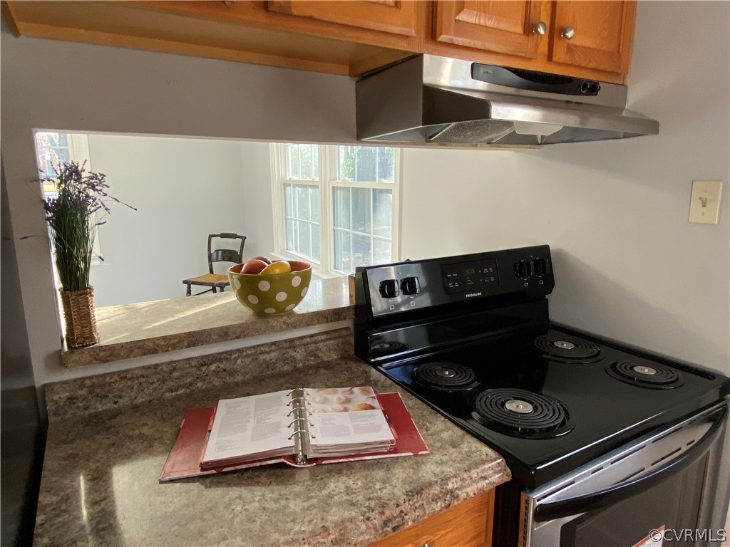 5707 Linda Road Sandston, VA 23150 - Photo 5 of 14 Kitchen opens to dining room- New Stove!