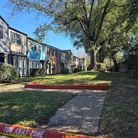 a view of big yard in front of a house