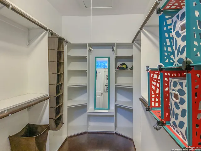 a view of an entryway with an empty space