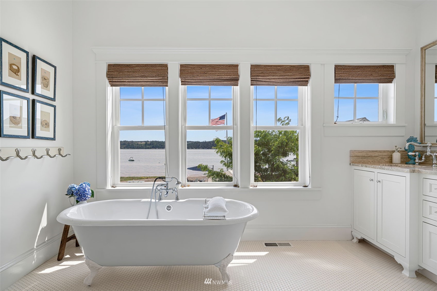 6797 Northeast North Shore Road Belfair, WA 98528 - Photo 18 of 40 a bathroom with sink and bathtub