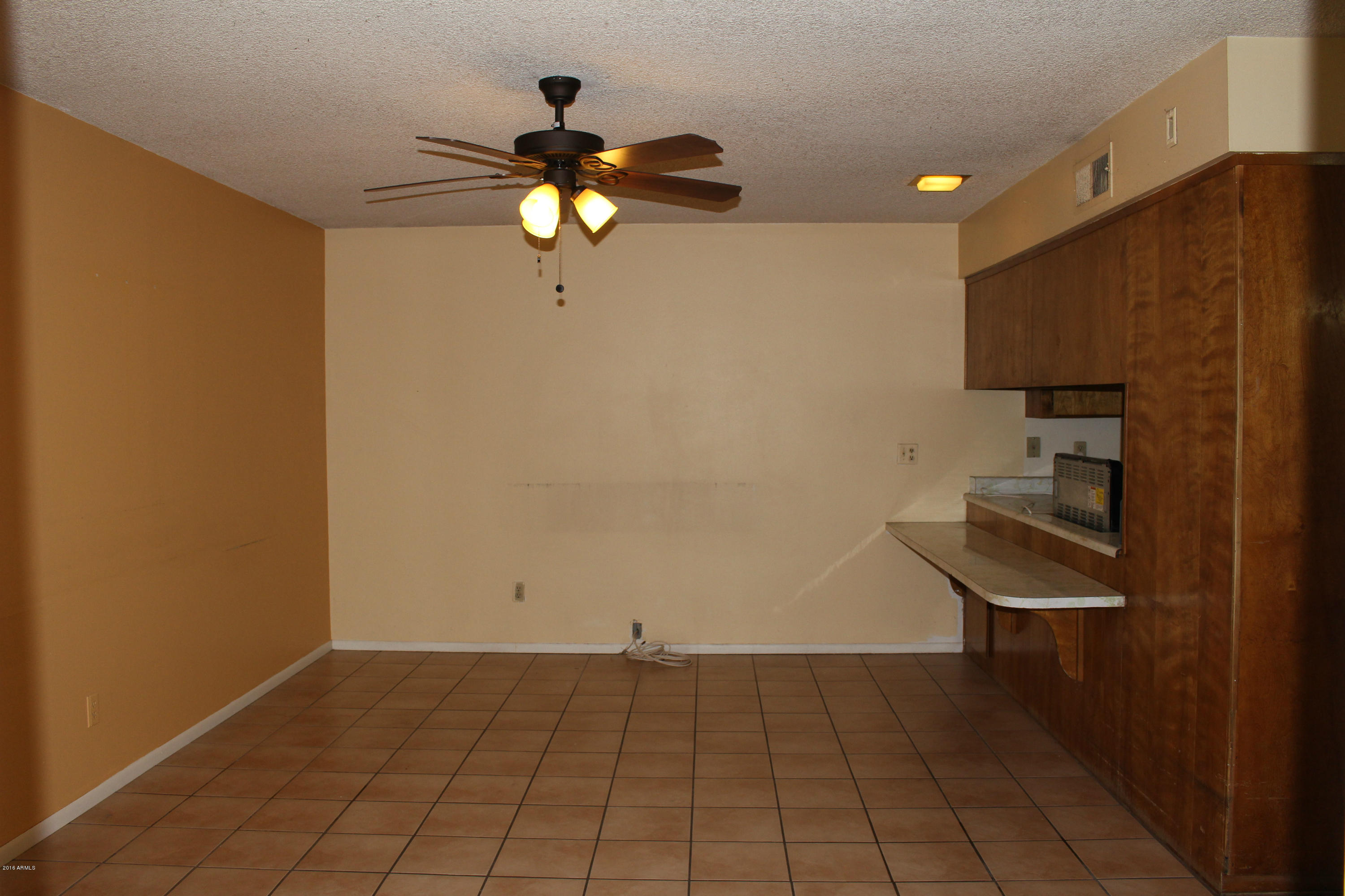 4101 West Hatcher Road Phoenix, AZ 85051 - Photo 8 of 16 4101 W Hatcher Rd Family Room