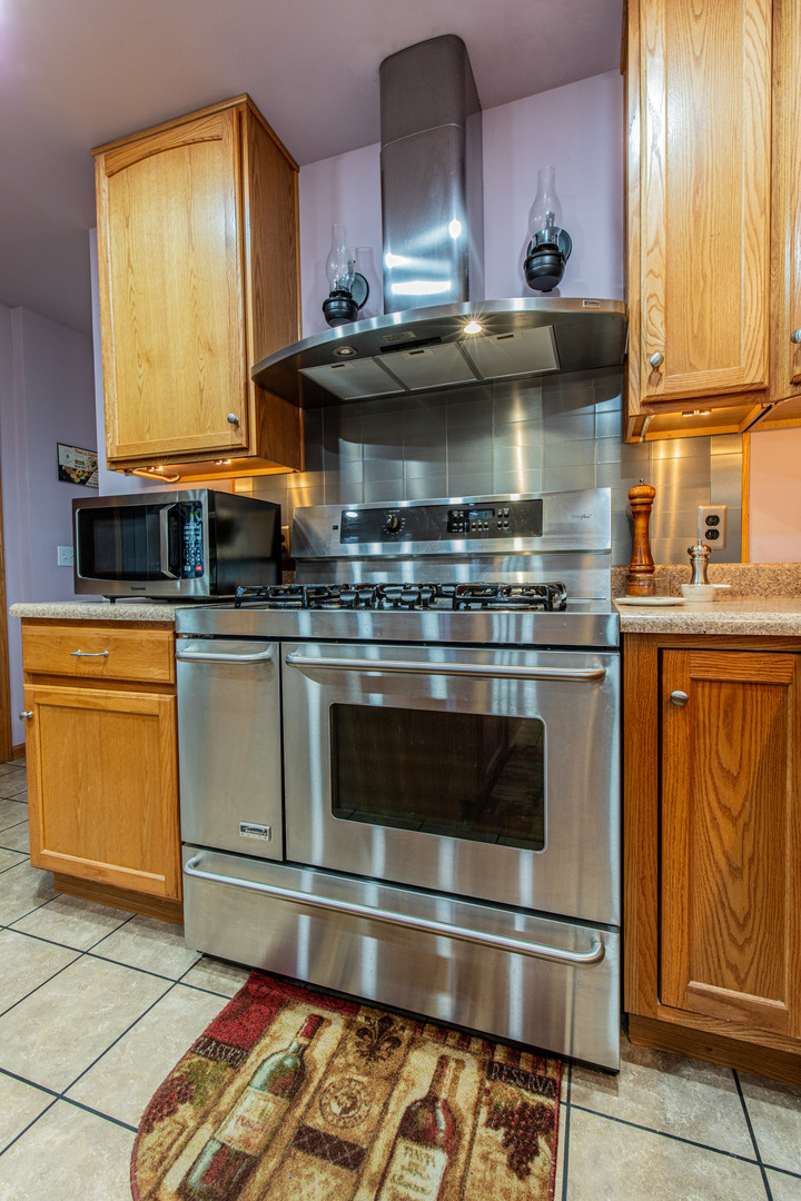 4227 East 4th Road Mendota, IL 61342 - Photo 4 of 32 a stove top oven sitting inside of a kitchen