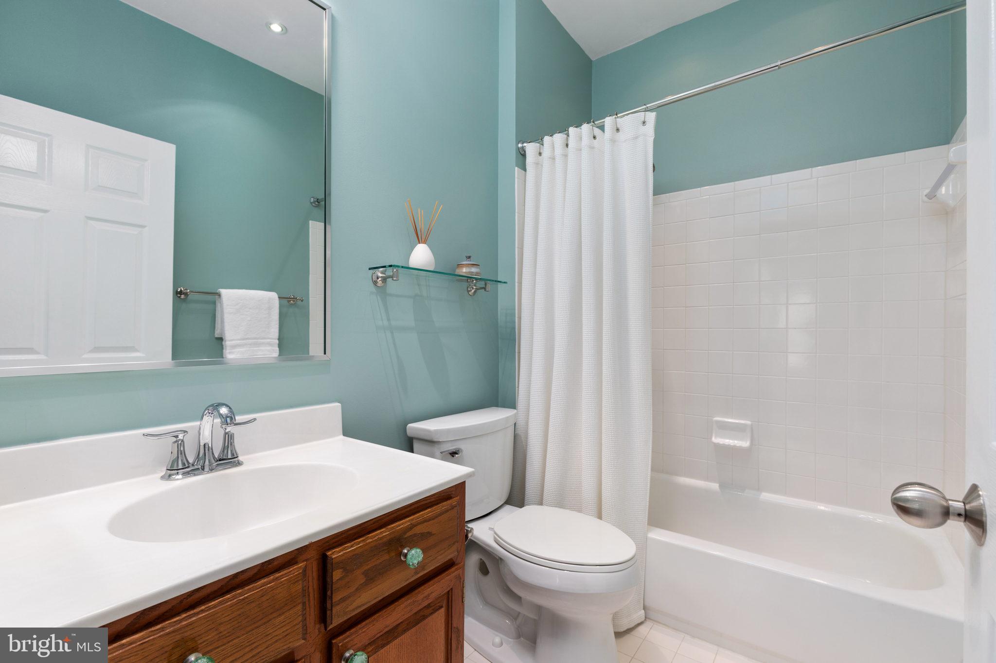1338 Sundial Drive Reston, VA 20194 - Photo 23 of 51 Full Bathroom #2 | Upper Level