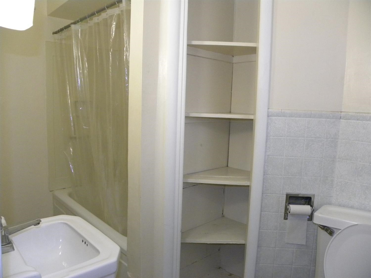 4804 South Wayne Road, Unit 1 Wayne, MI 48184 - Photo 6 of 7 BATH