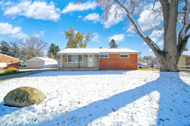 $219,900 | 1273 East Southfield Drive, Jackson, MI 49203