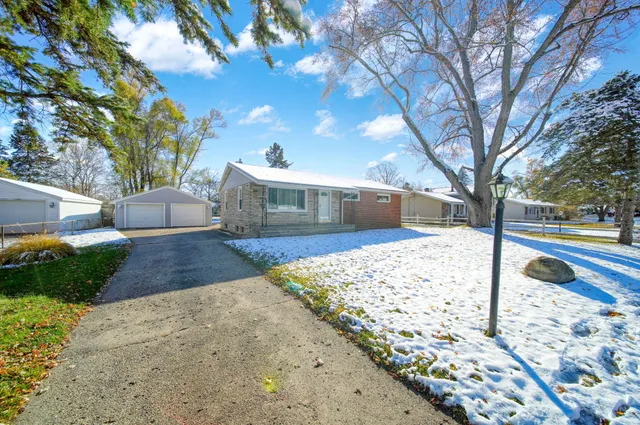 $219,900 | 1273 East Southfield Drive, Jackson, MI 49203