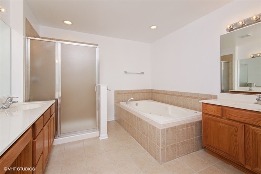 4643 Jenna Road Glenview, IL 60025 - Photo 7 of 17 a bathroom with a tub a sink and mirror