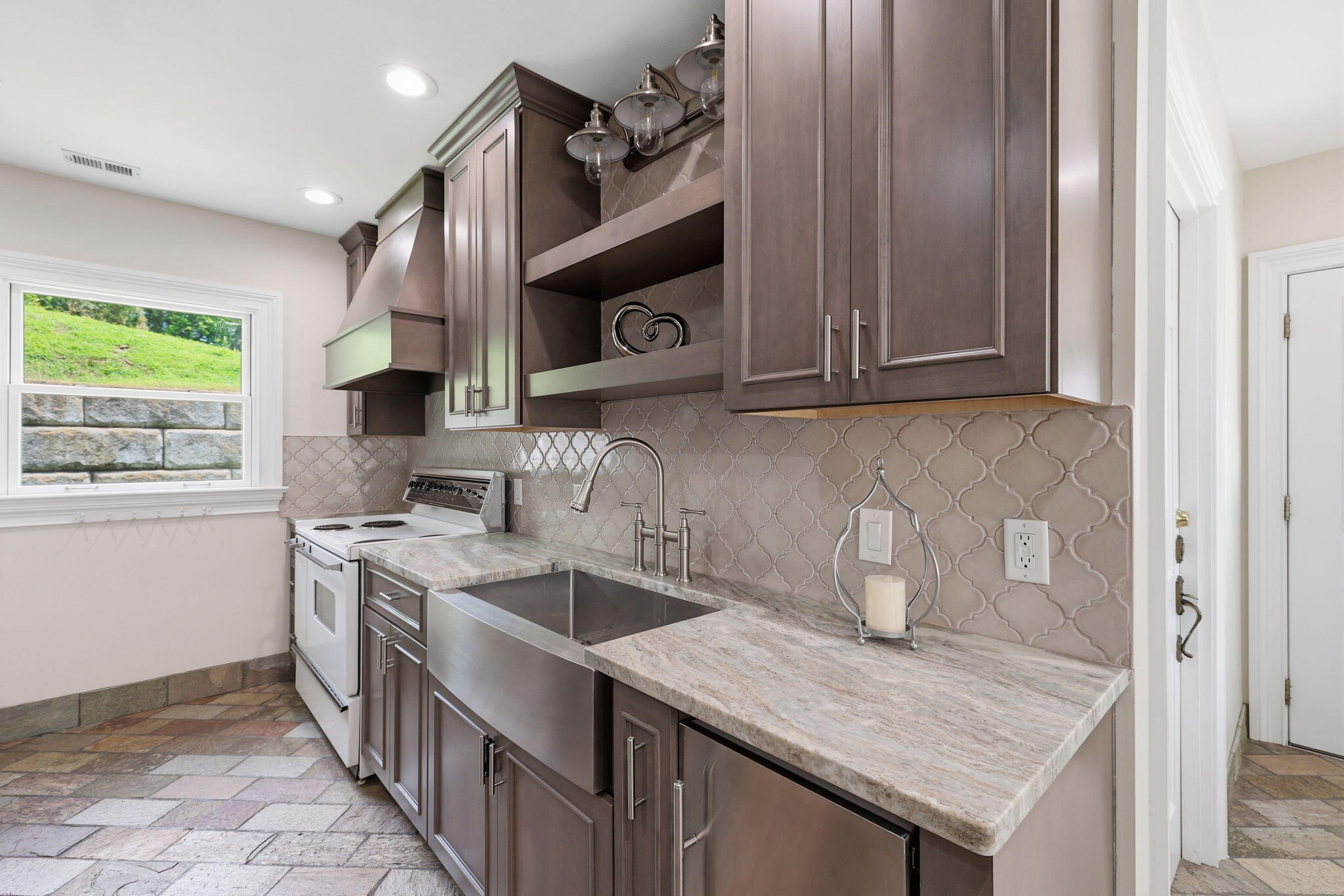 174 North Crest Road Chattanooga, TN 37404 - Photo 17 of 50 Main Level Butlers Pantry
