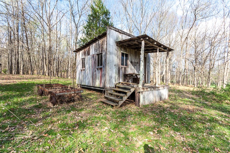 4307 McGinnis Road Corryton, TN 37721 - Photo 24 of 39 a backyard of a house with table and chairs