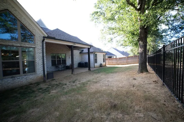 a view of a house with a backyard