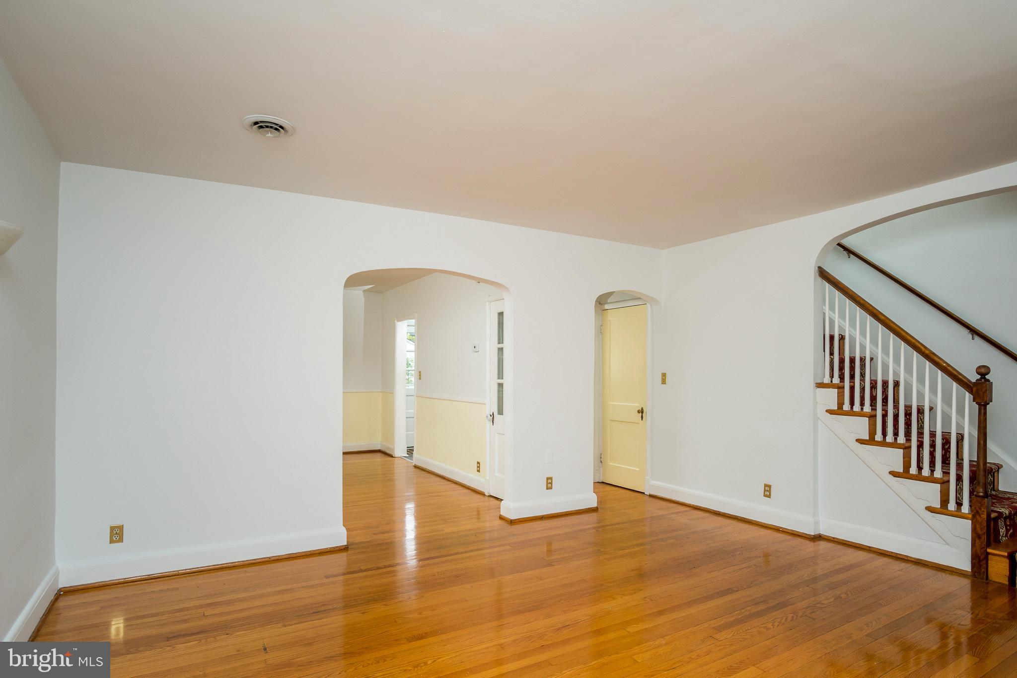 77 Dunkirk Road Baltimore, MD 21212 - Photo 5 of 24 Living Room