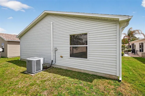 a view of a house with backyard