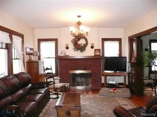 138 Glendale Avenue Rochester, MI 48307 - Photo 14 of 16 living room.jpg