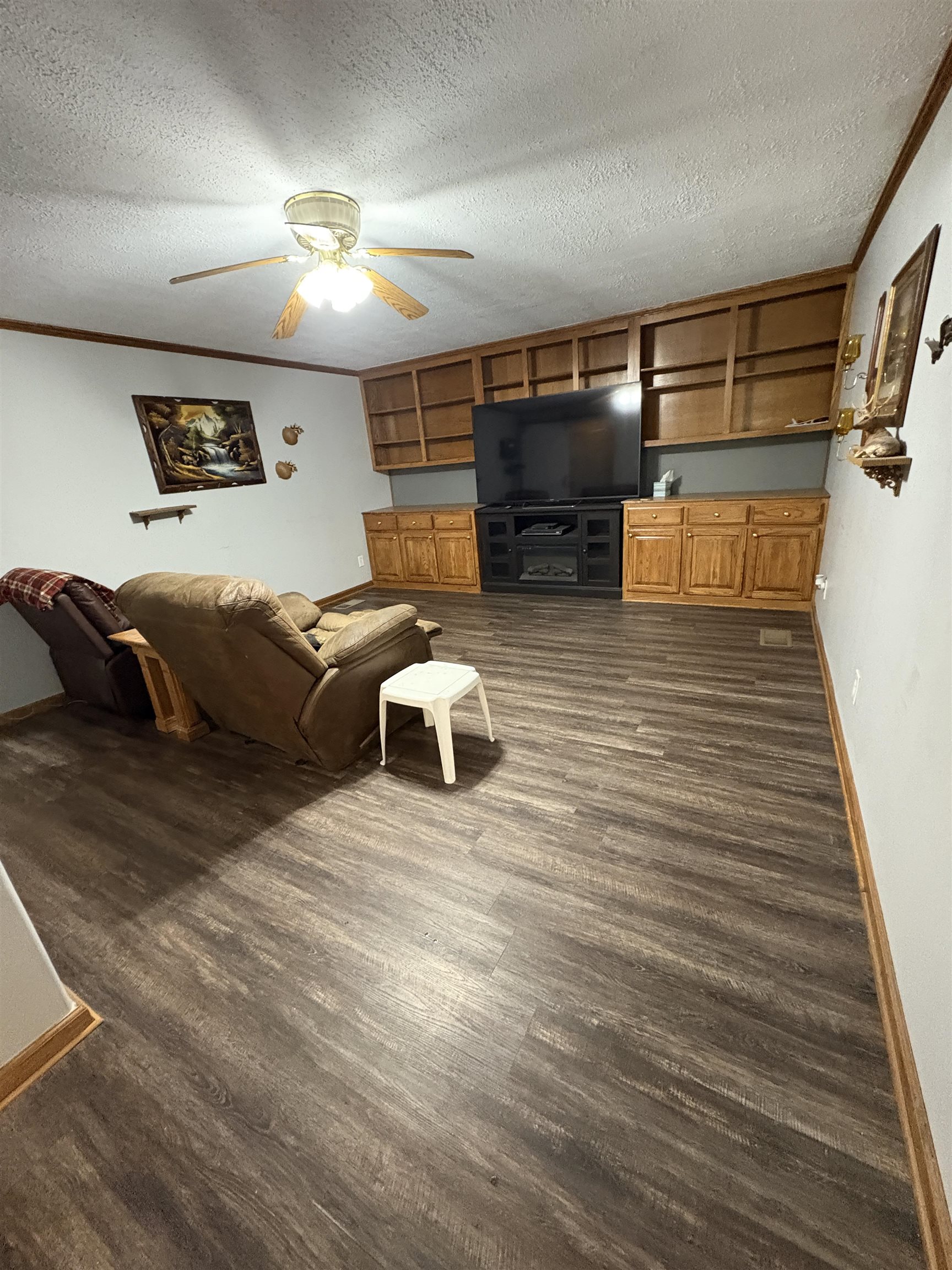 609 Egypt Road Munford, TN 38058 - Photo 28 of 40 featuring dark wood-style flooring, a textured ceiling, crown molding, and ceiling fan