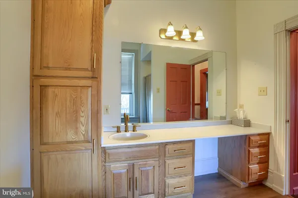 a view of a house with backyard and garden