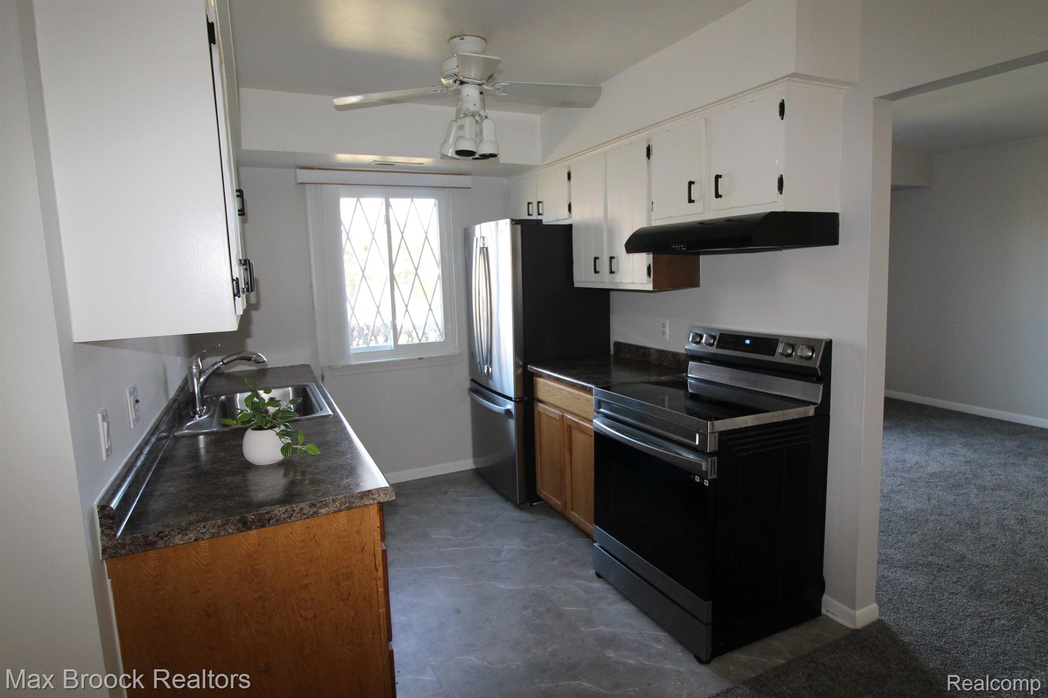 256 East Thirteen Mile Road, Unit 6 Madison Heights, MI 48071 - Photo 19 of 29 Natural light filled kitchen!