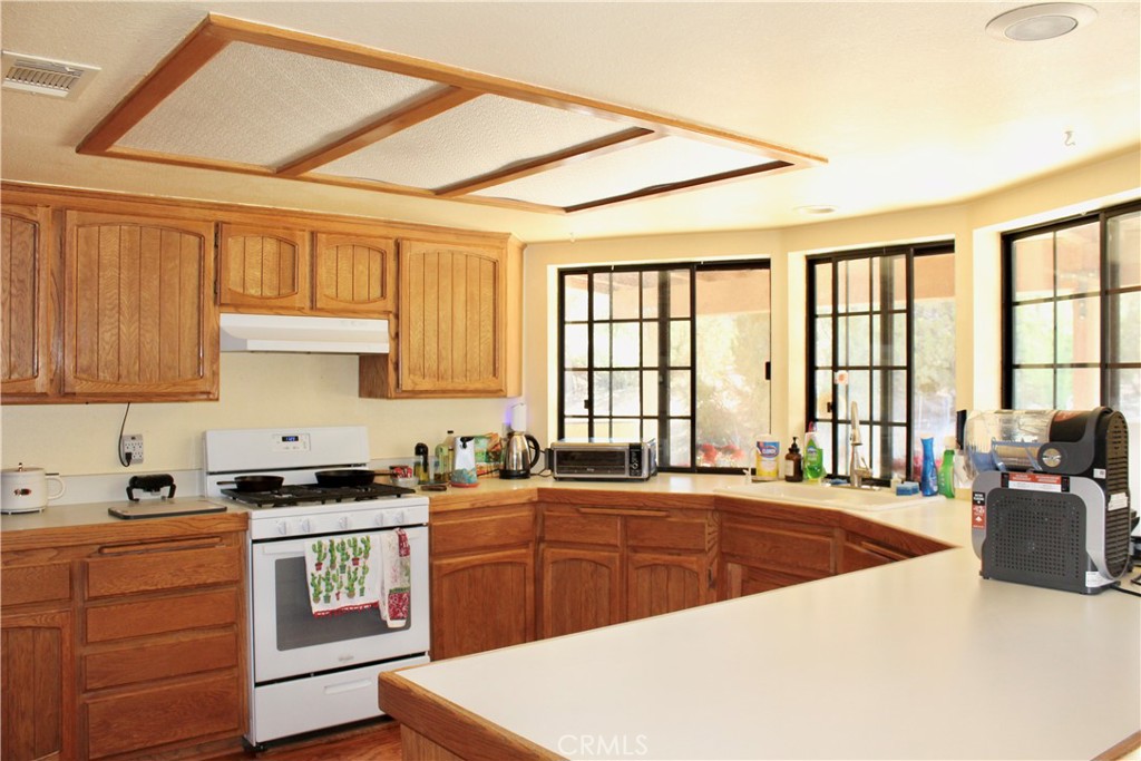 945 Nielson Road Pinon Hills, CA 92372 - Photo 11 of 51 Kitchen