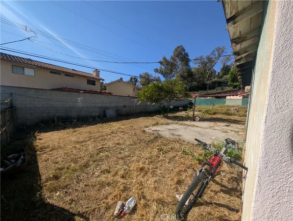 a view of back yard of the house