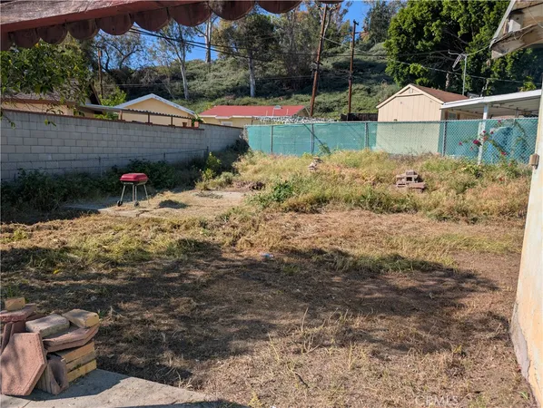 a view of a backyard