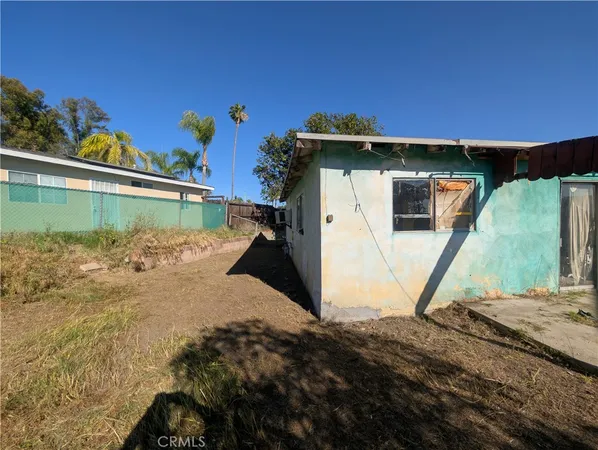 a view of a backyard of the house