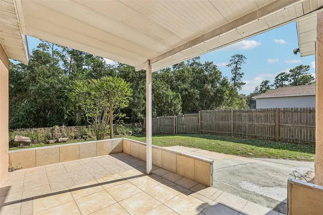 a view of a backyard