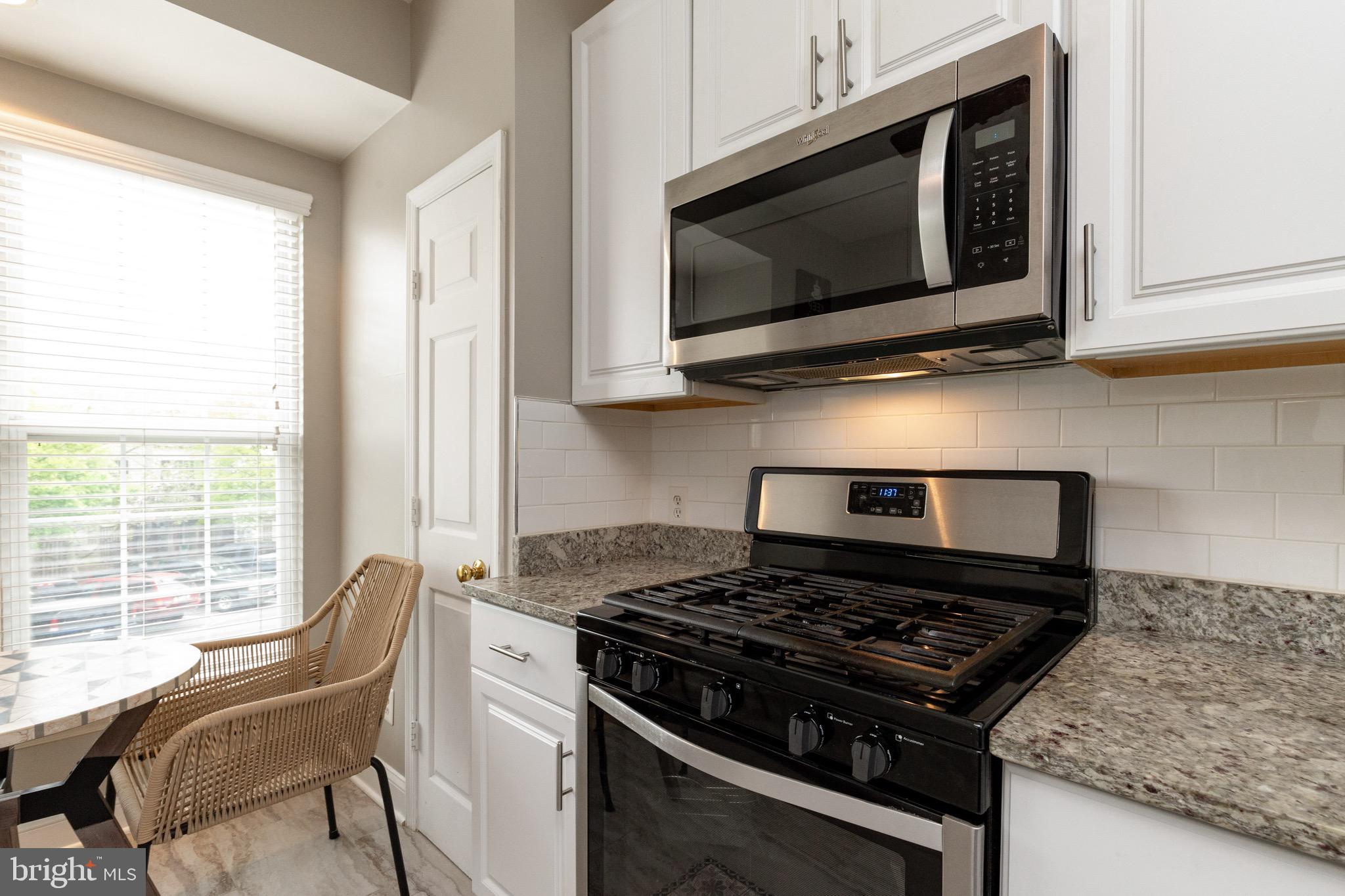 12189 Caithness Circle Bristow, VA 20136 - Photo 6 of 31