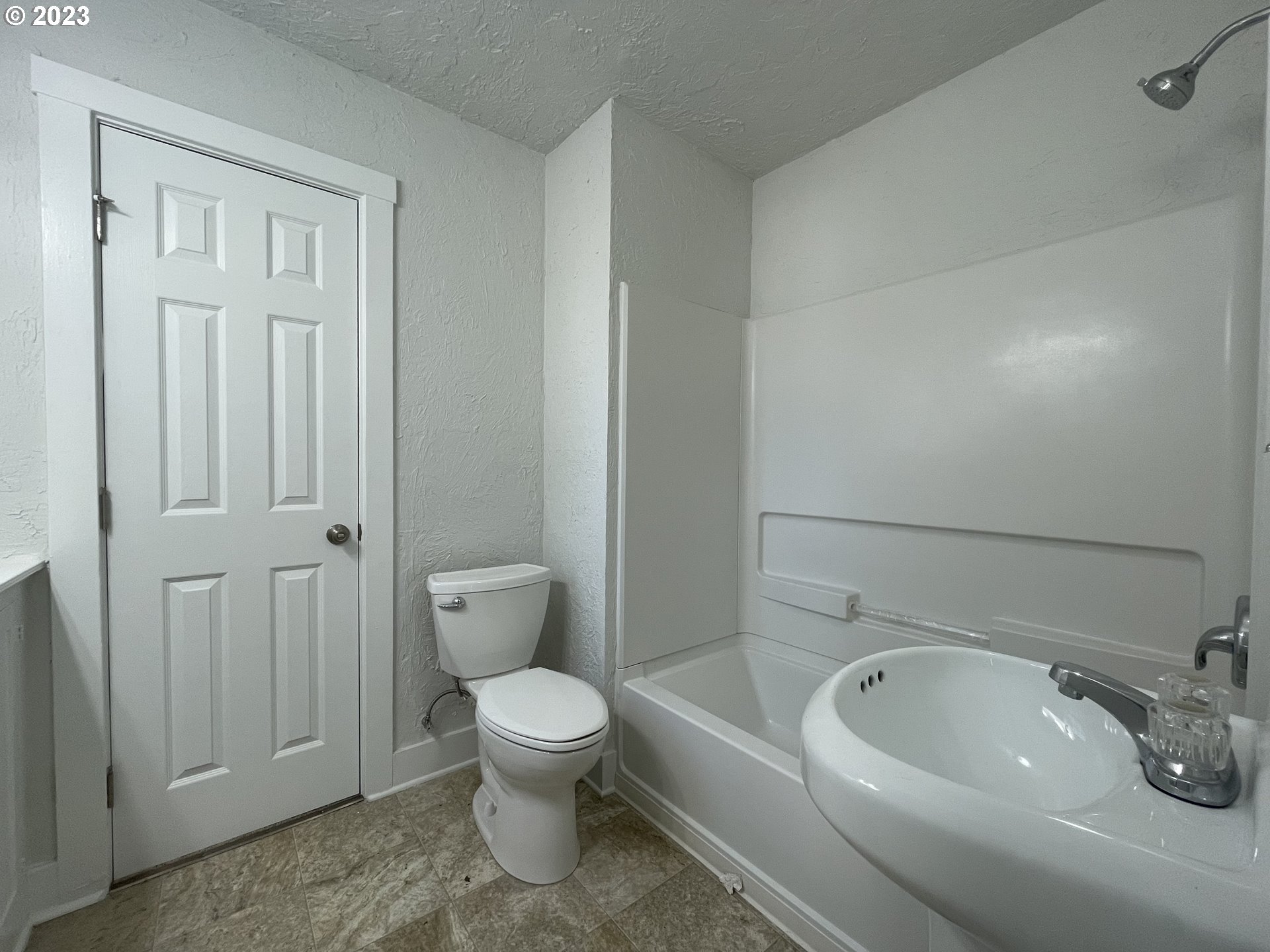 1670 River Road Eugene, OR 97404 - Photo 20 of 32 Bathroom