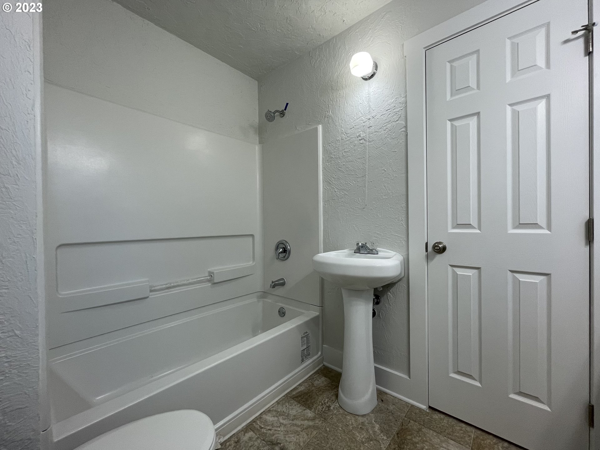 1670 River Road Eugene, OR 97404 - Photo 21 of 32 Bathroom