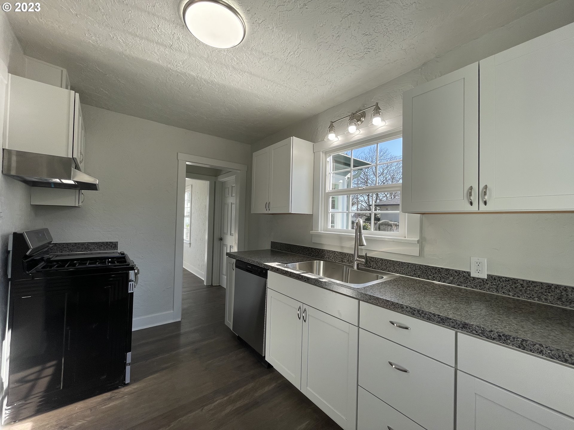1670 River Road Eugene, OR 97404 - Photo 10 of 32 Kitchen