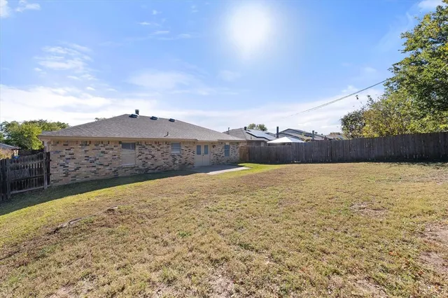 a view of a backyard