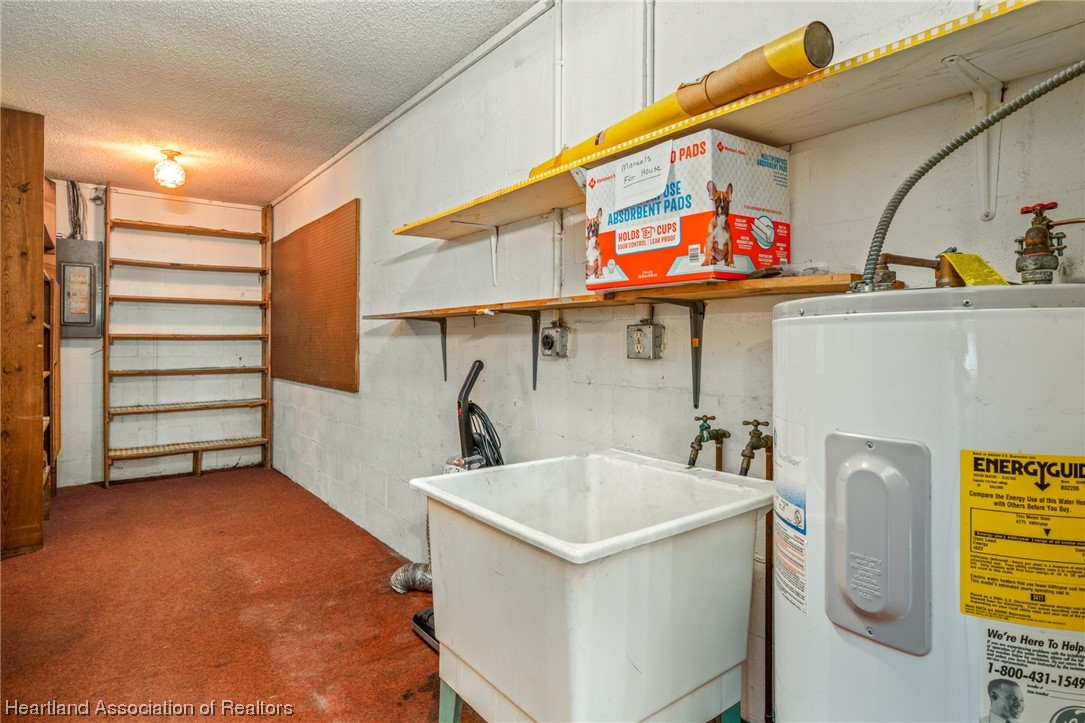 1221 Forest Road Sebring, FL 33872 - Photo 9 of 31 a utility room with dryer and washer