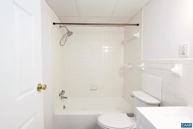 $1,650 | 1800 Jefferson Park Avenue, Unit 302, Charlottesville, VA 22903