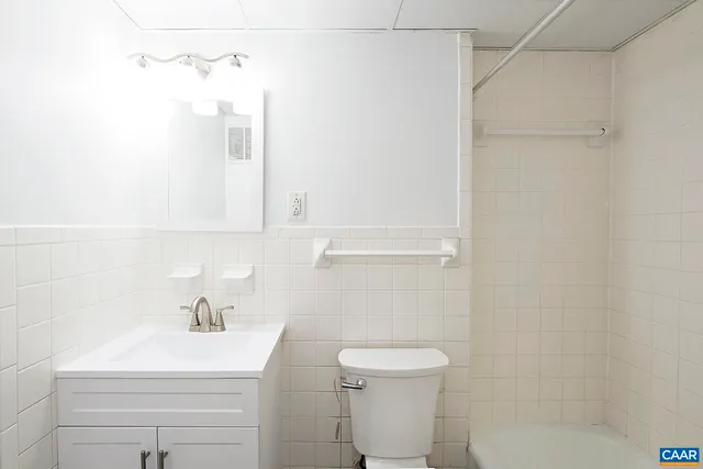 $1,650 | 1800 Jefferson Park Avenue, Unit 302, Charlottesville, VA 22903