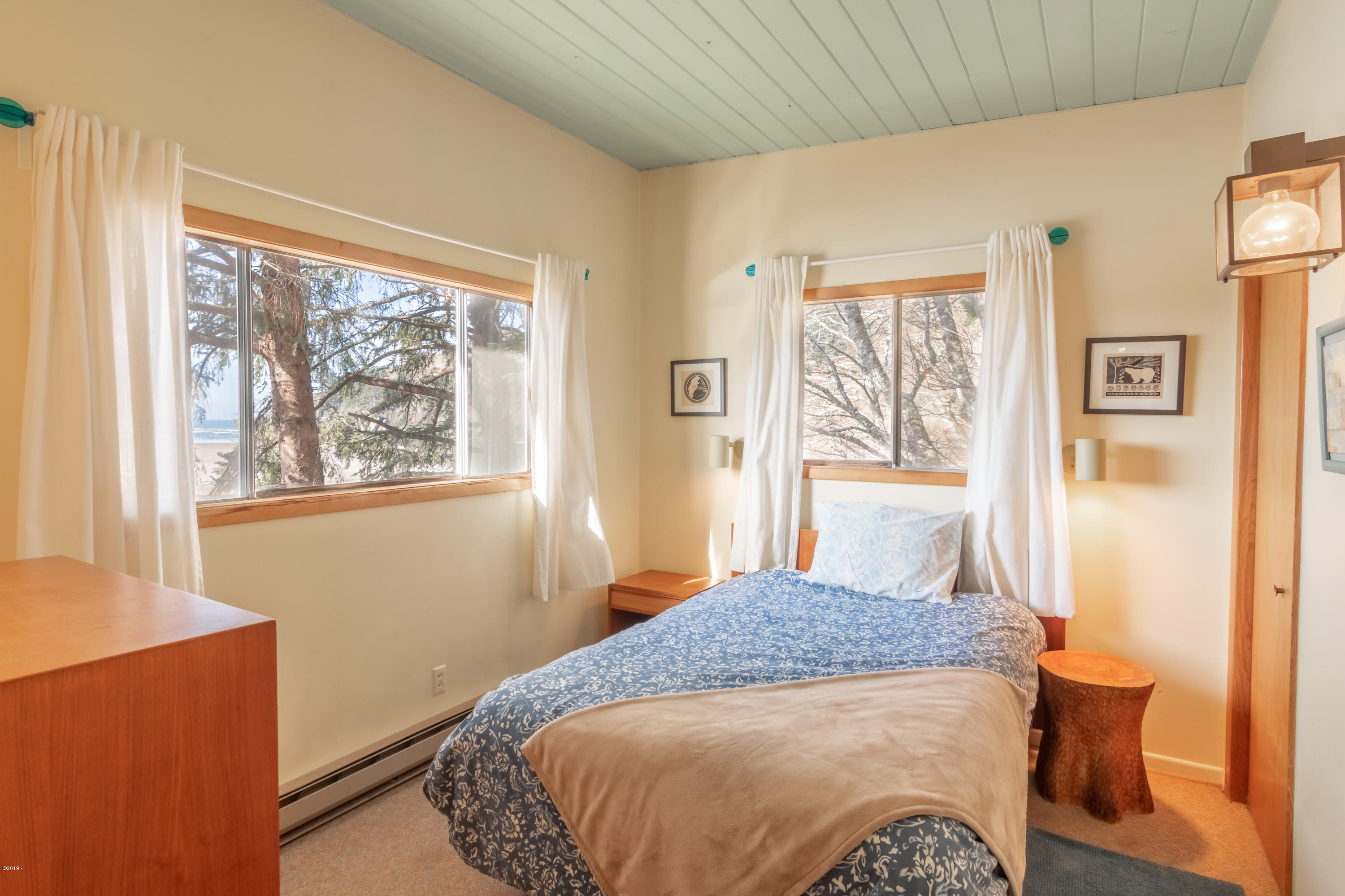 2530 Savage Road Otis, OR 97368 - Photo 17 of 30 Master bedroom