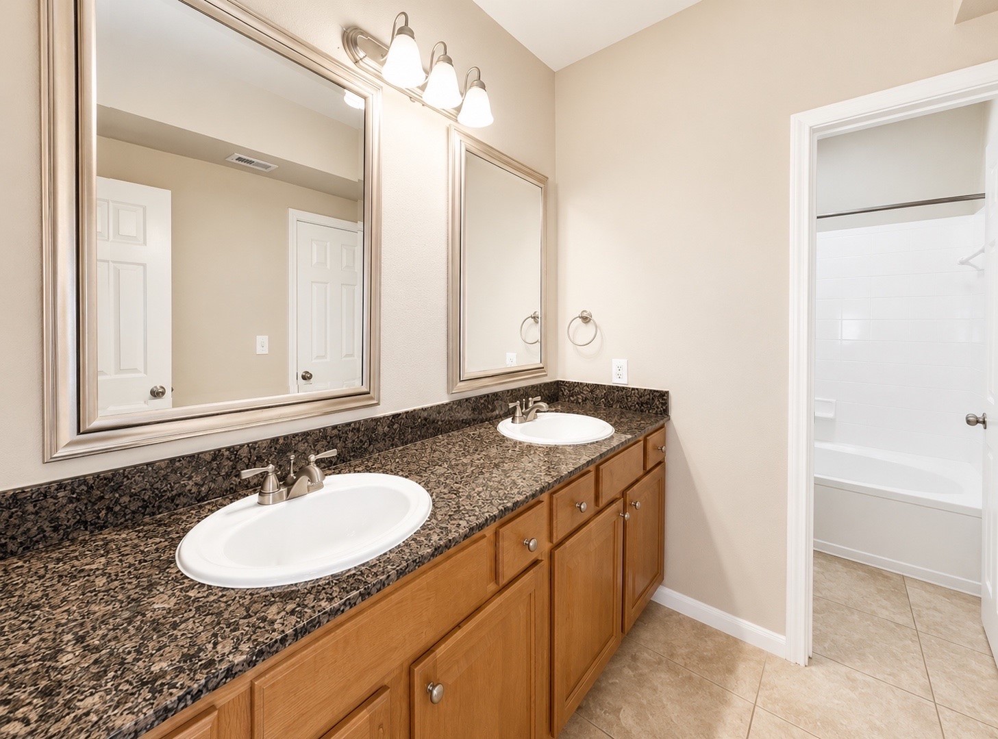 702 Hadley Street, Unit 321 Houston, TX 77006 - Photo 13 of 17 3rd floor bath
