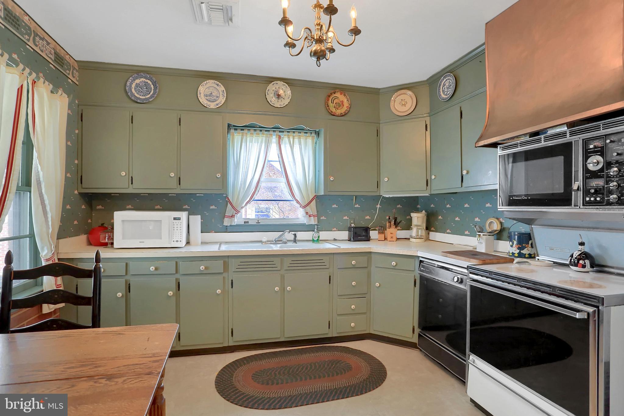 51 West Hoke Street Spring Grove, PA 17362 - Photo 8 of 41 Gallery Image 8