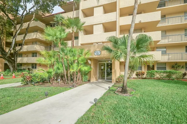 a black and white photo of a living room