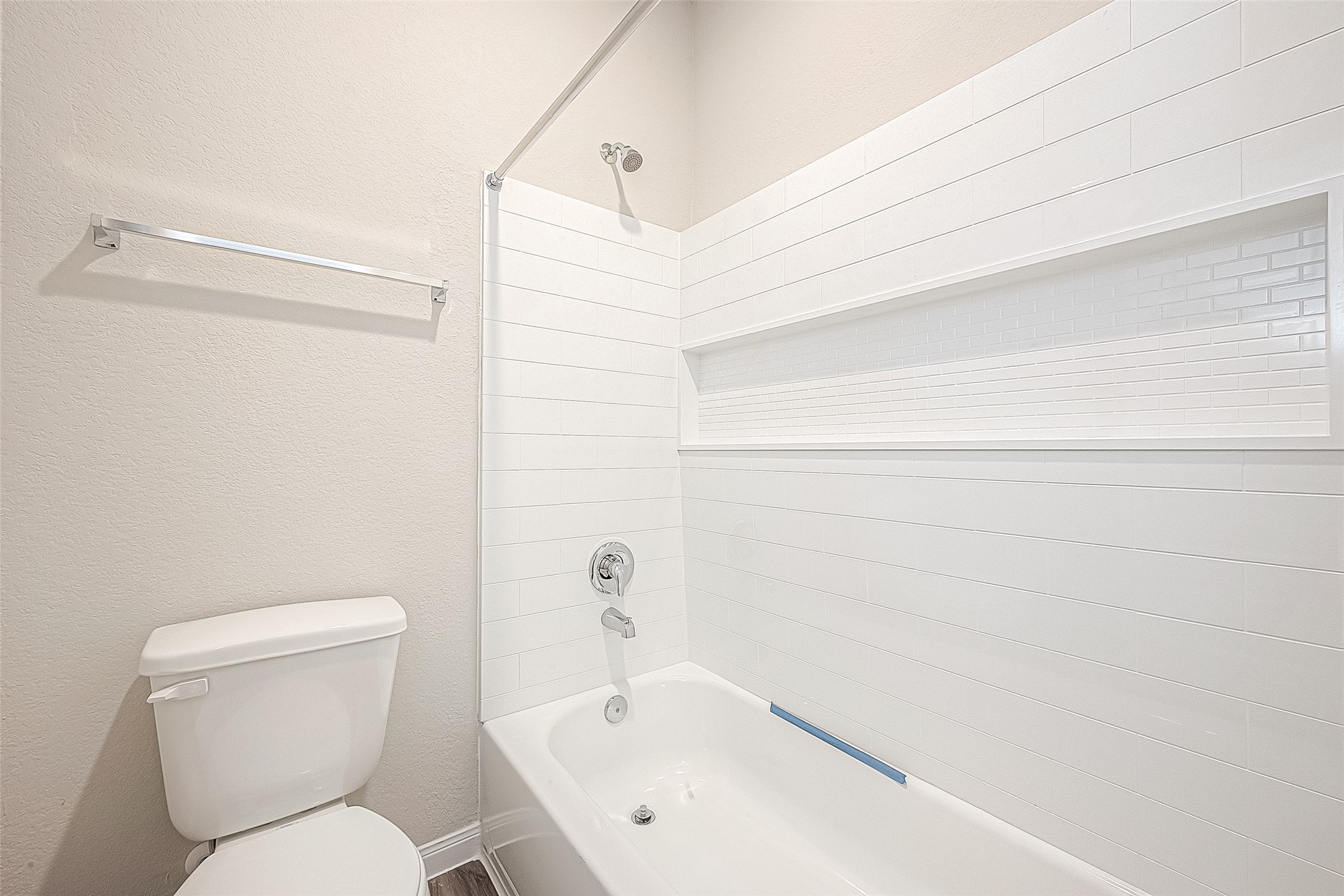 4923 Luke Matthew Drive Rosharon, TX 77583 - Photo 38 of 48 a bathroom with a toilet and a bathtub