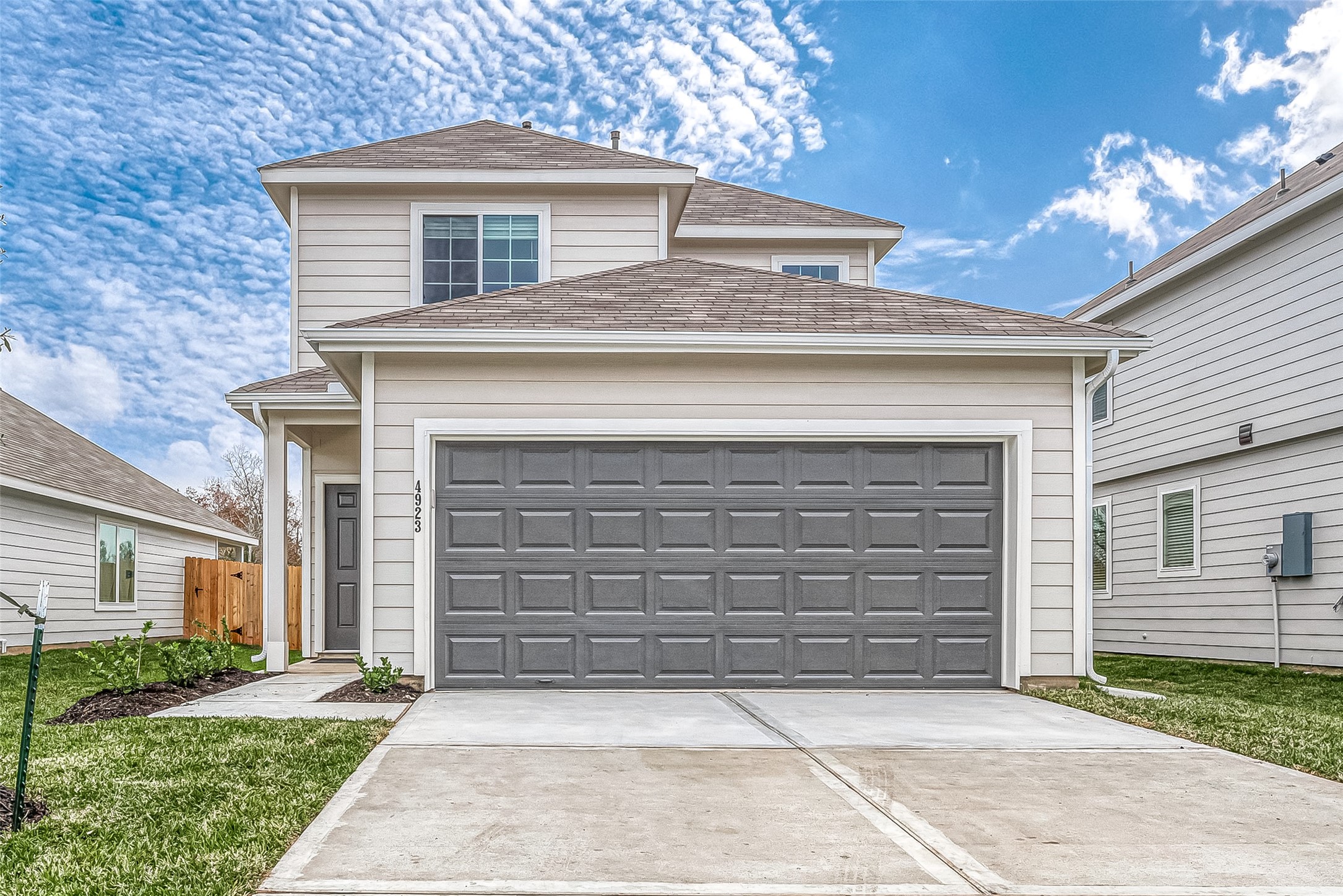 4923 Luke Matthew Drive Rosharon, TX 77583 - Photo 4 of 48 a front view of a house