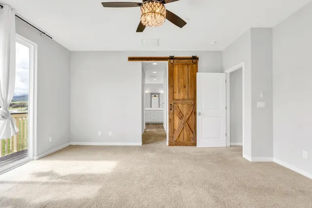 a view of empty room with a ceiling fan