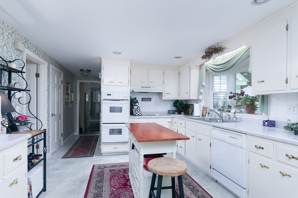 5 Old English Road Worcester, MA 01609 - Photo 3 of 32 Gallery Image 3